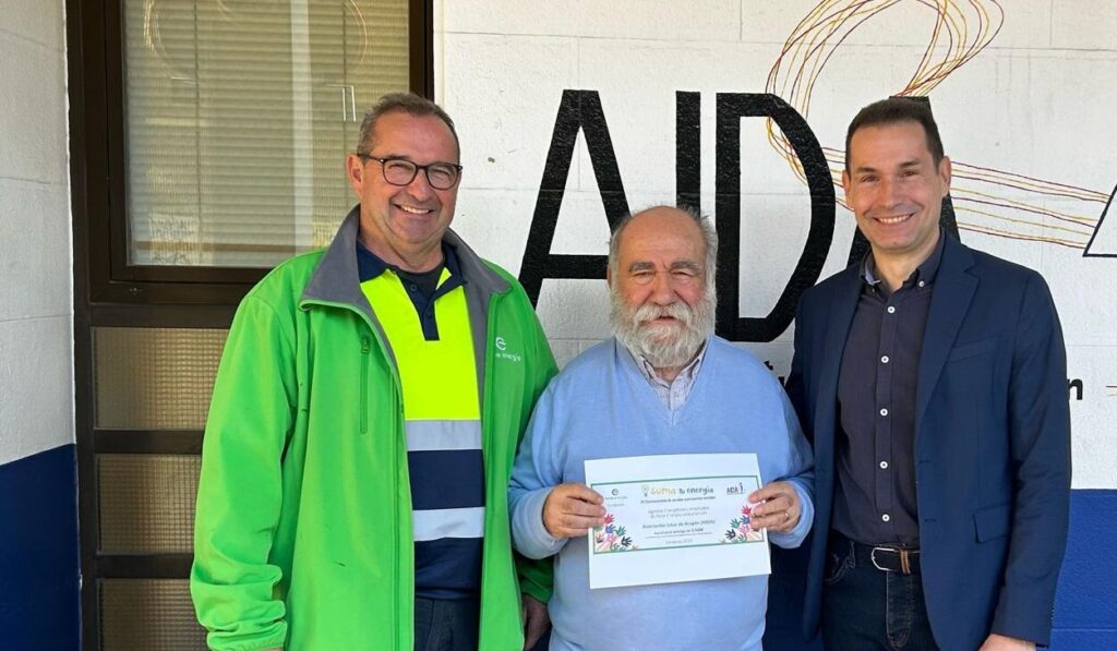 Pascual Gracia Electricista junto a dos clientes